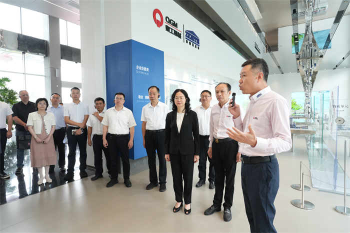 Qubernator Köməkçisi Jiang Erxiong, Quangong Machine Co, Ltd-nin Quanzhou-ni ağıllı bir istehsal şəhəri qurmağa kömək edəcək bir komandaya rəhbərlik etdi