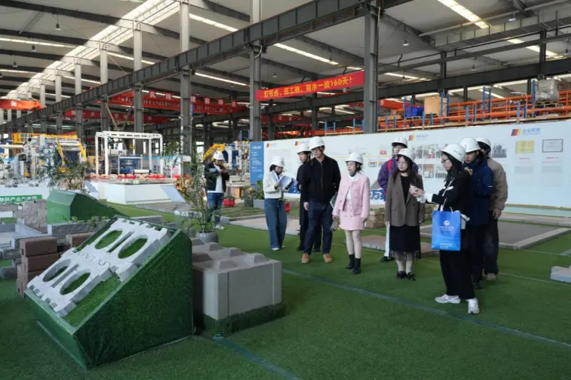 Xarici inkişaf ehtiyaclarına diqqət yetirən Quangong Machinery Co., Ltd beynəlxalq yönümlü istedadları yetişdirmək üçün Fuzhou Xarici Tədqiqatlar və Ticarət Universiteti ilə əməkdaşlıq edir.